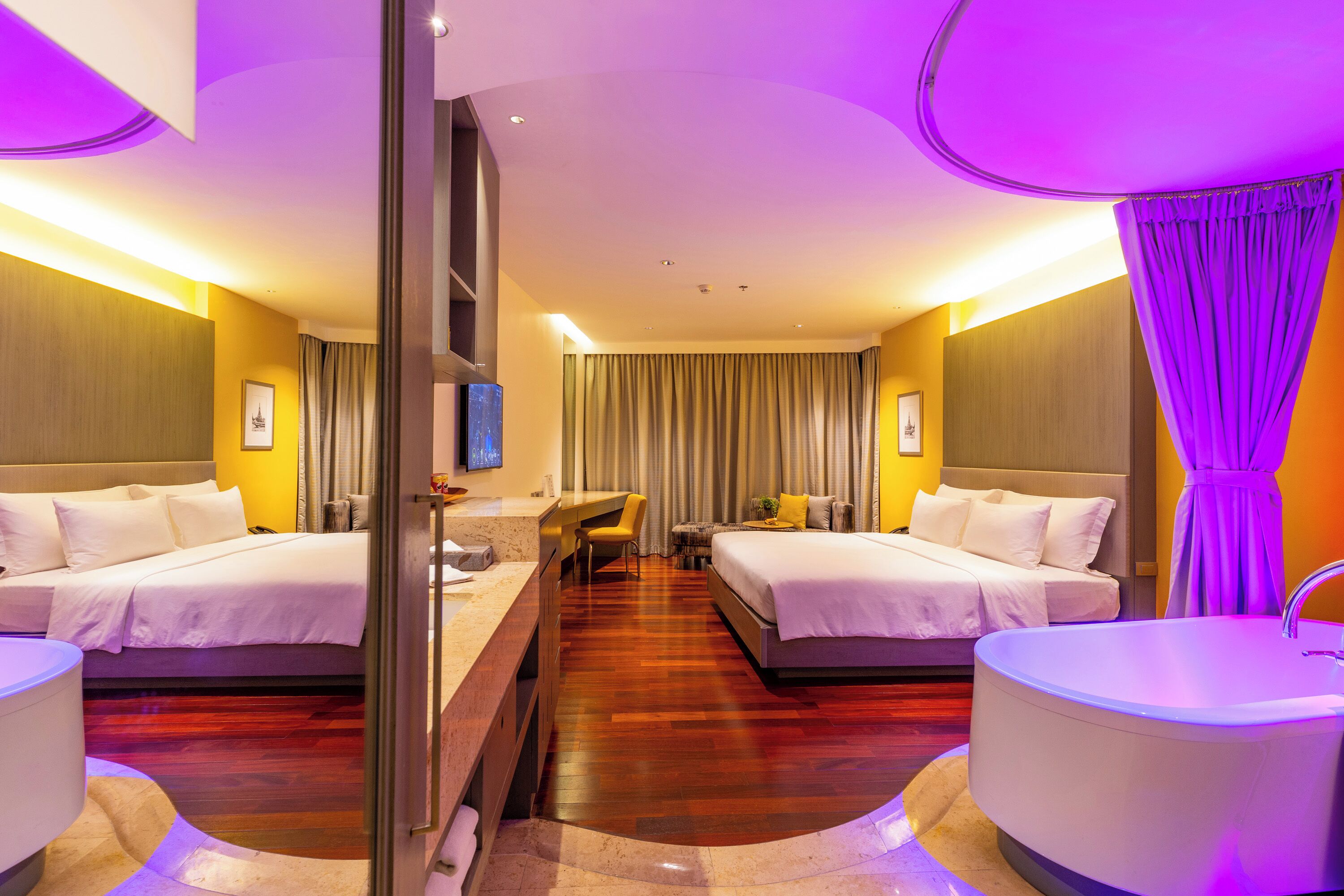 Superior Room (Extra Radiance Double Room) | Cofres nos quartos, escrivaninha, espaço de trabalho para notebook