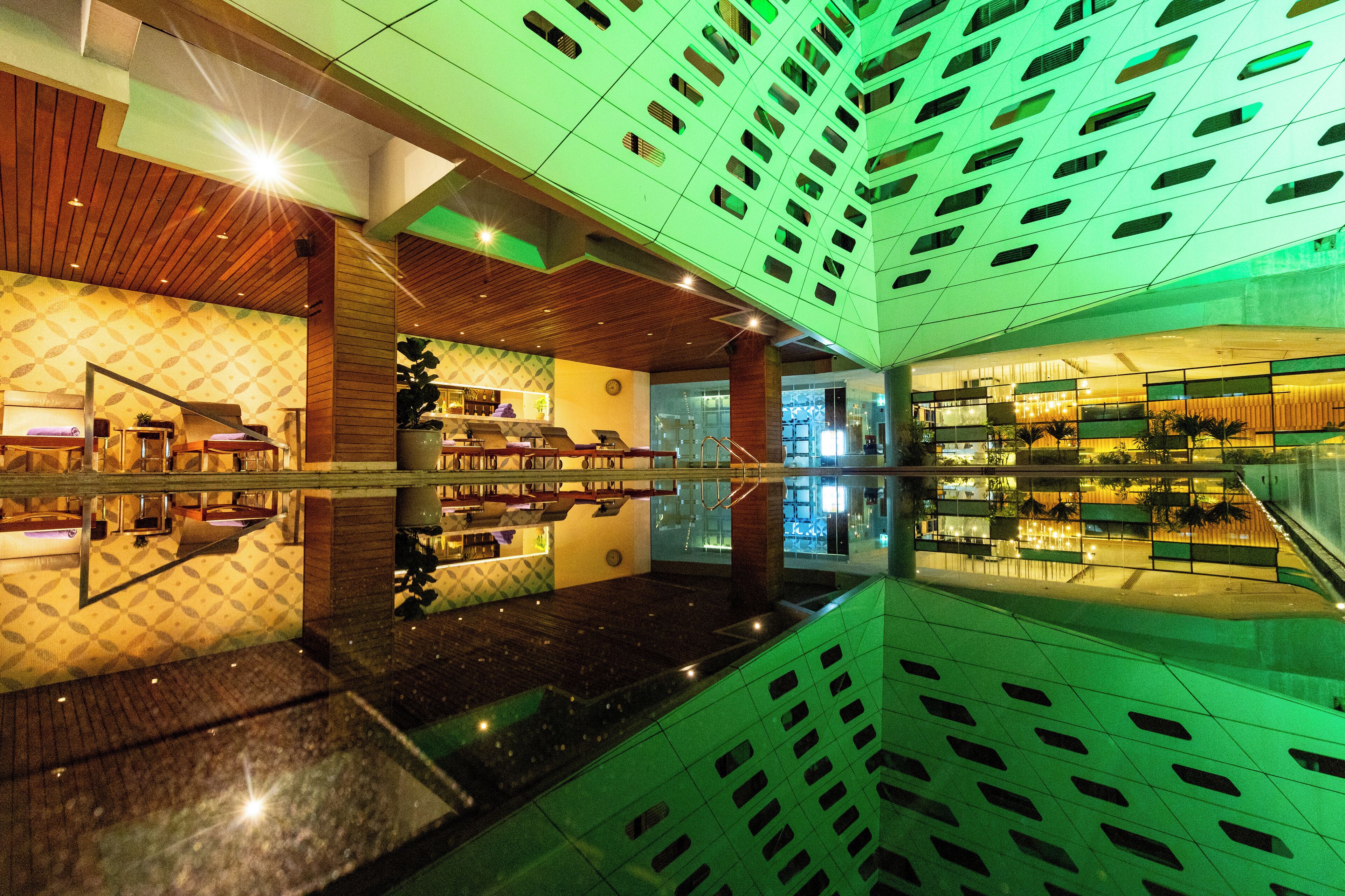 Una piscina al aire libre