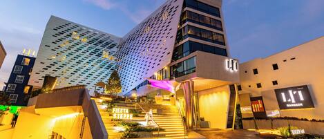 Fachada de la propiedad por la tarde o noche