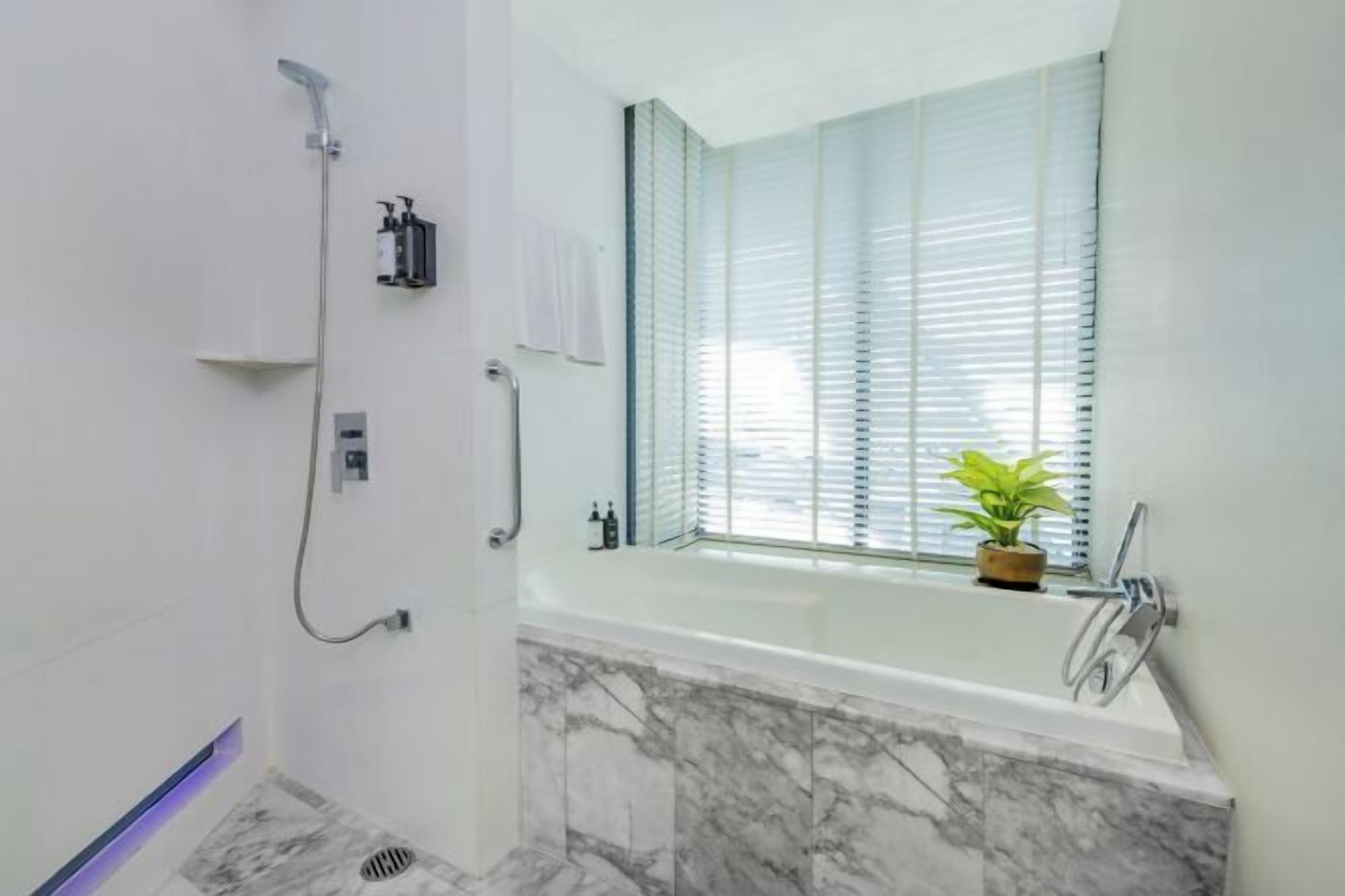 Bad | Separat badekar og dusj og dype avslapningsbadekar