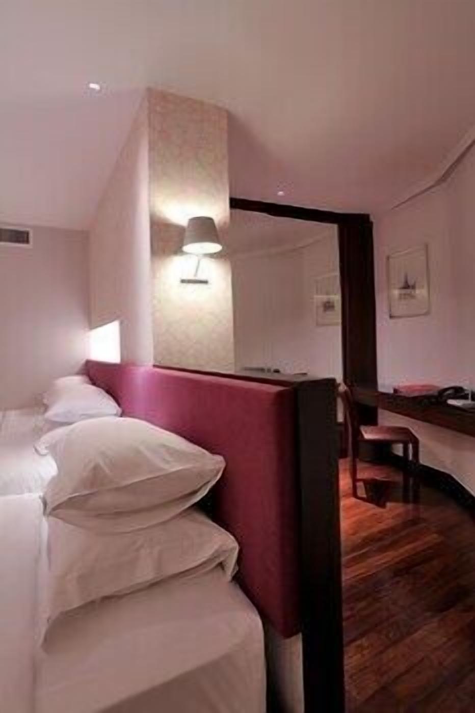 Een kluis op de kamer, een bureau, een laptopwerkplek