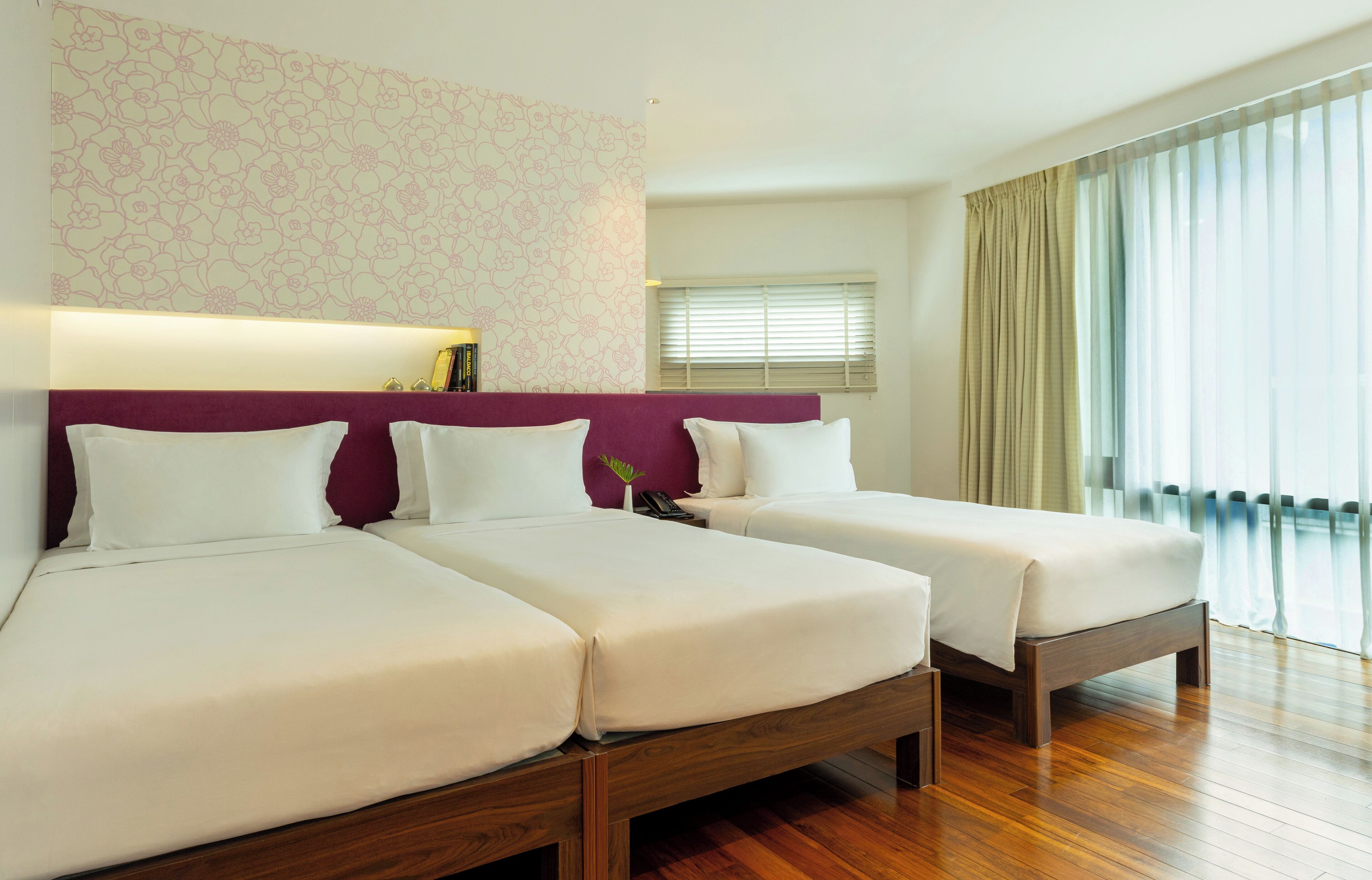 Caja de seguridad en la habitación y escritorio 