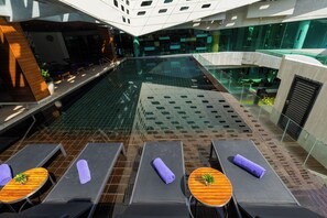 Outdoor pool - LiT BANGKOK Hotel (Bangkok)