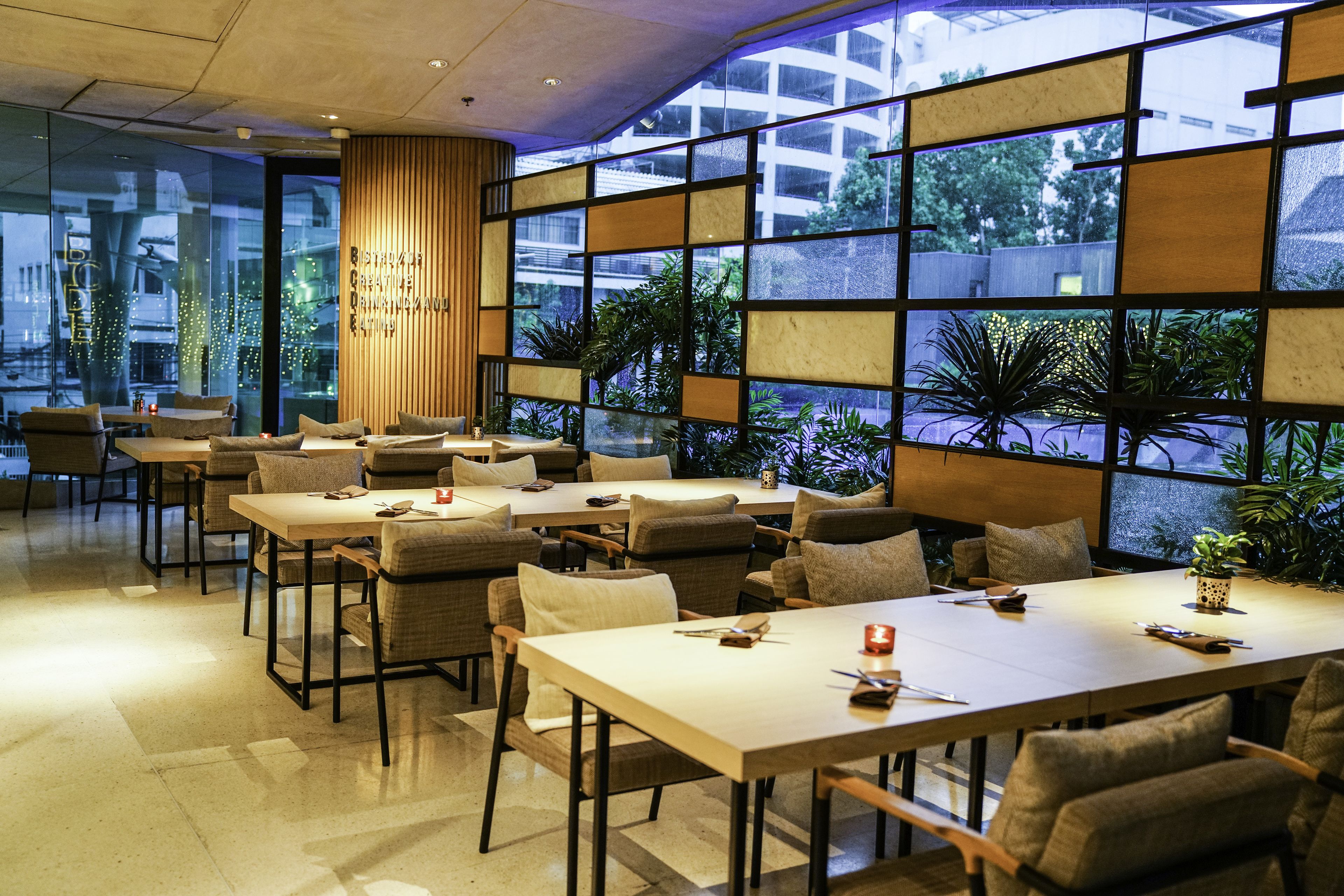 3 restaurants, breakfast, lunch, dinner served; international cuisine