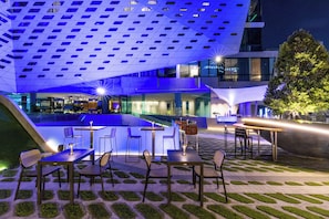 Bar de copas con mesas al aire libre (abre todos los días)