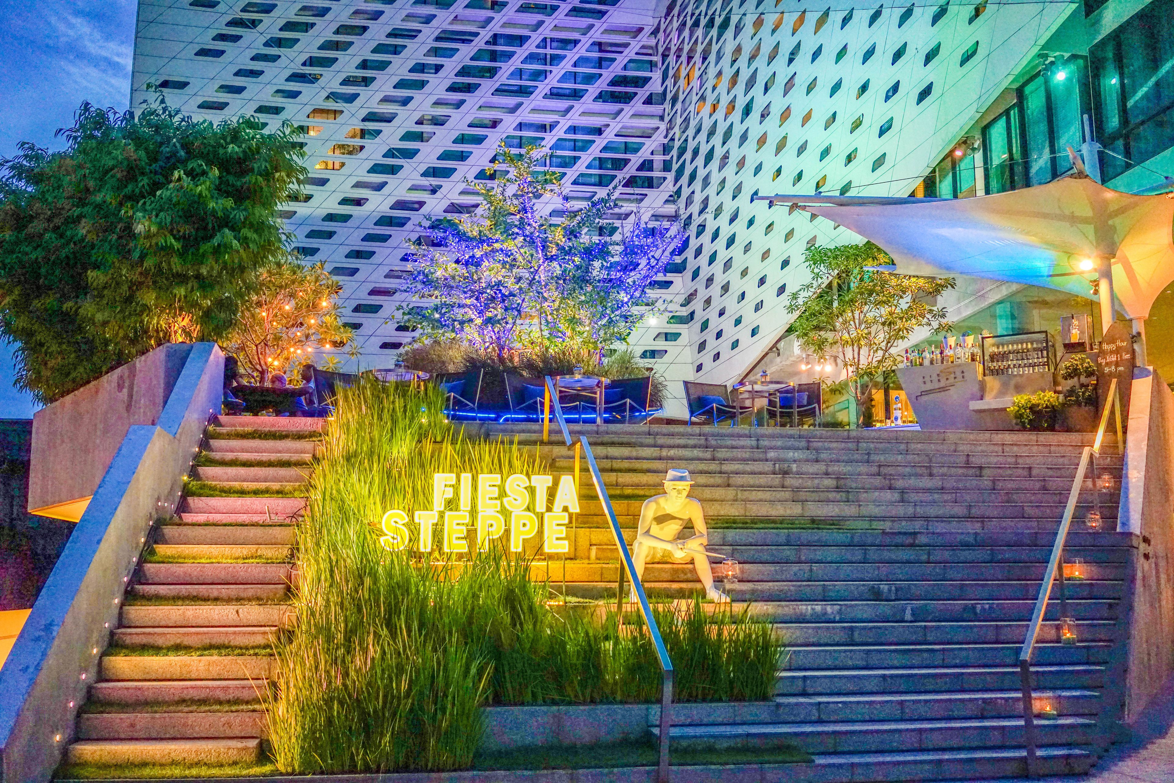 cocktail bar, al fresco dining, open daily