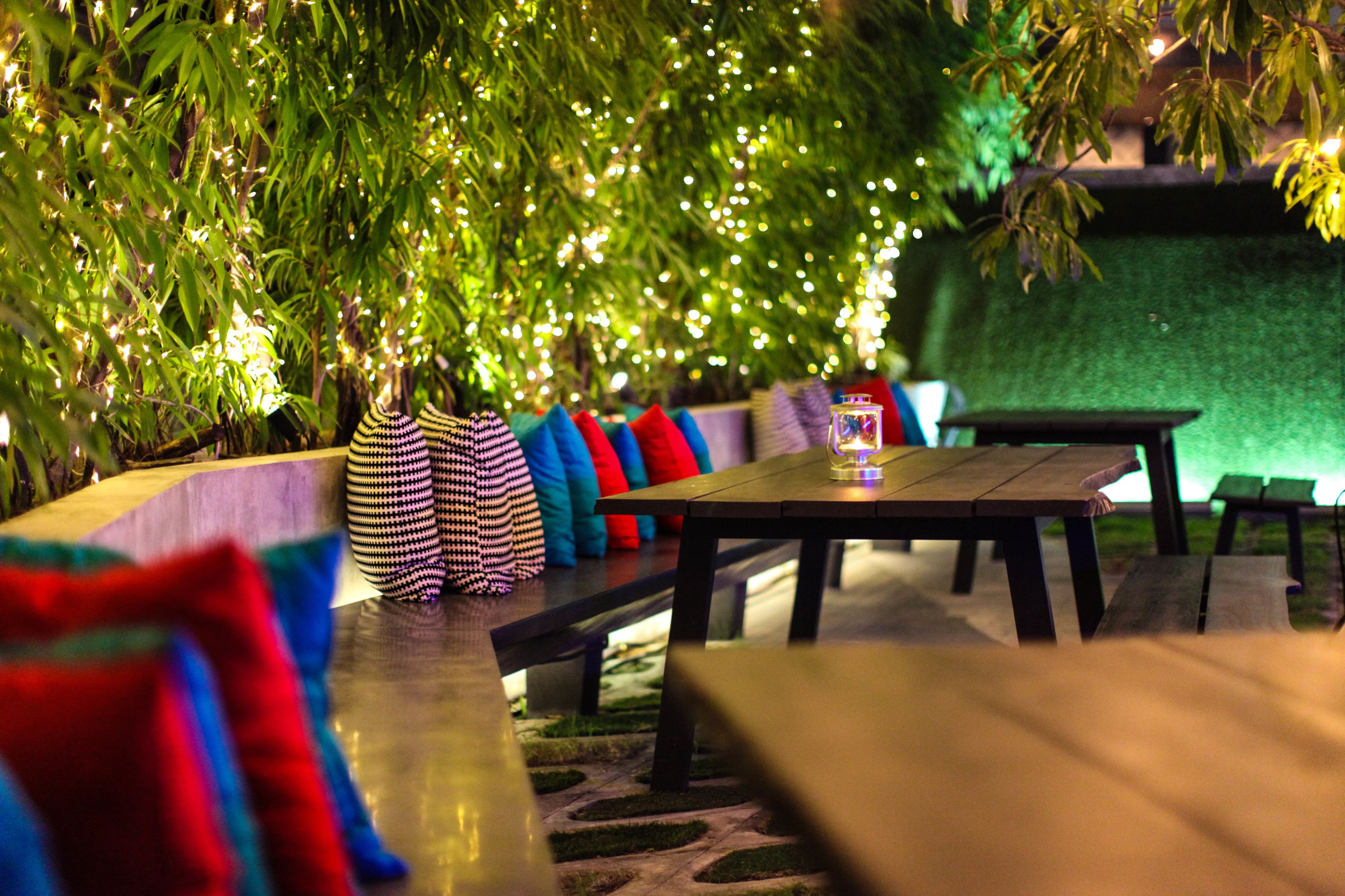 cocktail bar, al fresco dining, open daily