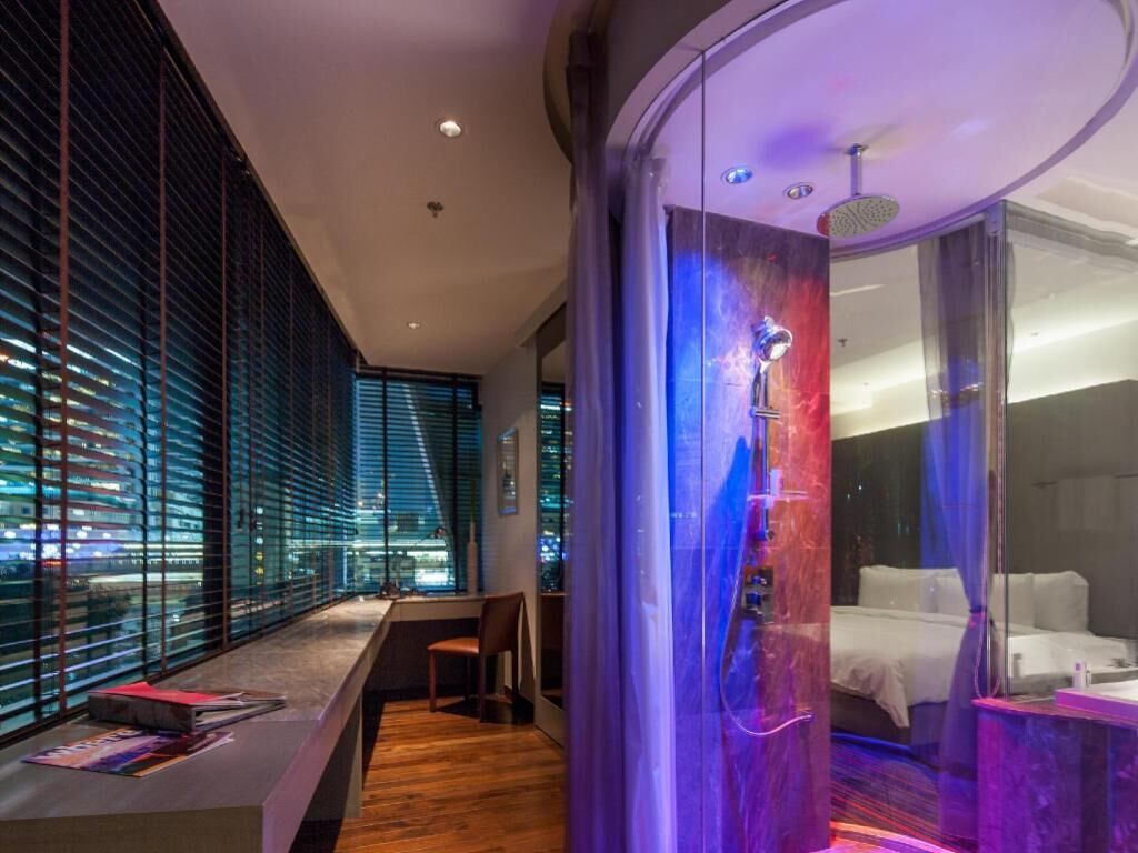 Een kluis op de kamer, een bureau, een laptopwerkplek