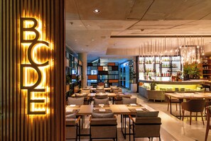 3 restoran, sarapan, makan tengah hari dihidangkan; masakan antarabangsa