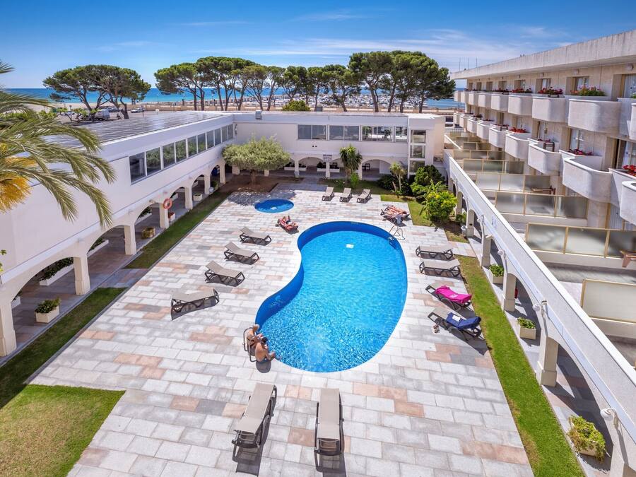 Piscine extérieure, chaises longues