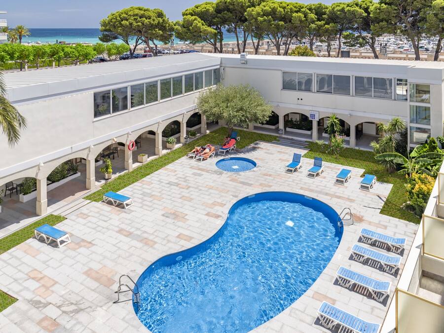 Outdoor pool, sun loungers