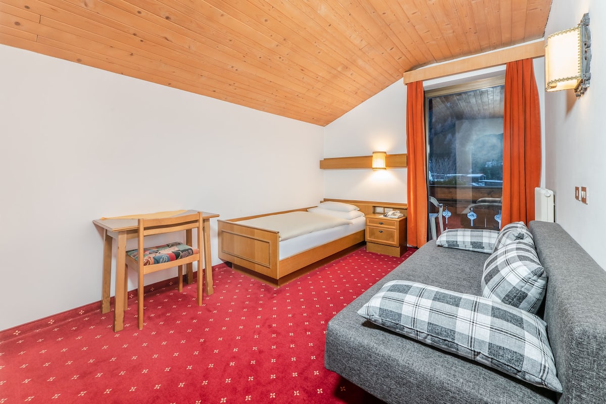 Single Room | Living area