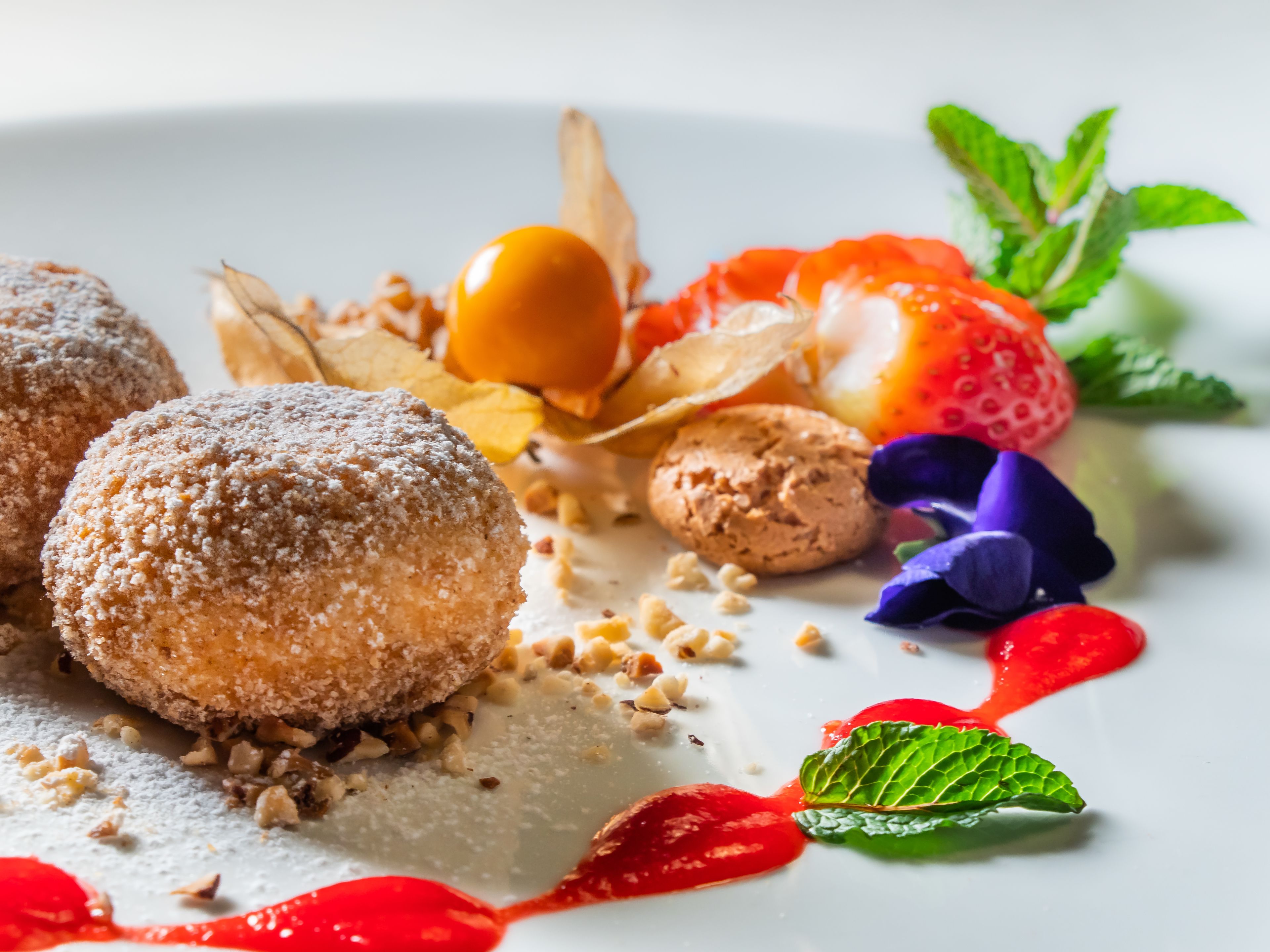 Un plato de postres con diversos dulces y adornos.