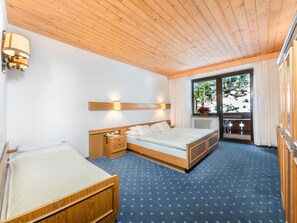 Triple Room | Premium bedding, individually furnished, free WiFi - Hotel Pontives (Laion)