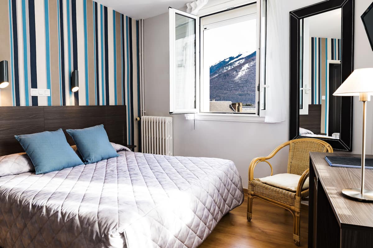 in-room safe, individually furnished, desk, laptop workspace