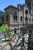 Un edificio storico con finestre ad arco e una torre dell'orologio.