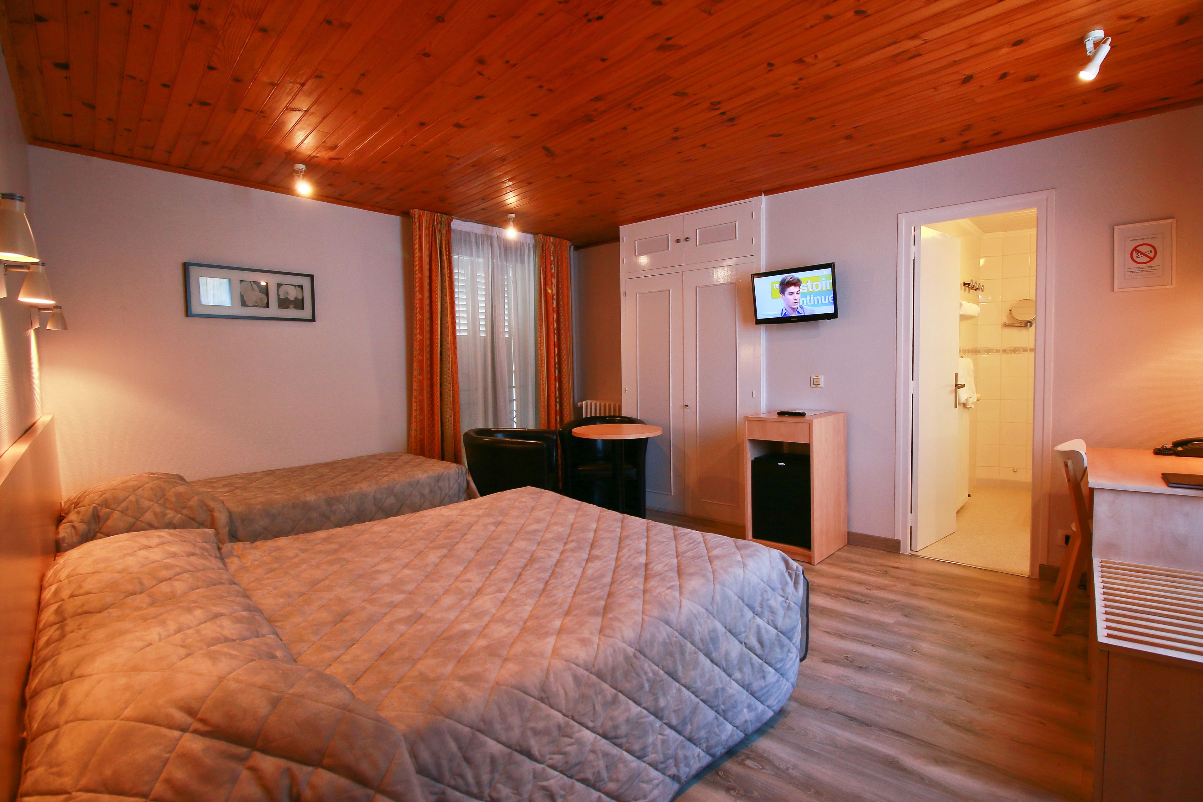 comfort triple room (plus) | in-room safe, individually furnished, desk, laptop workspace