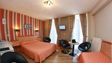 Een kluis op de kamer, individueel gemeubileerd, een bureau