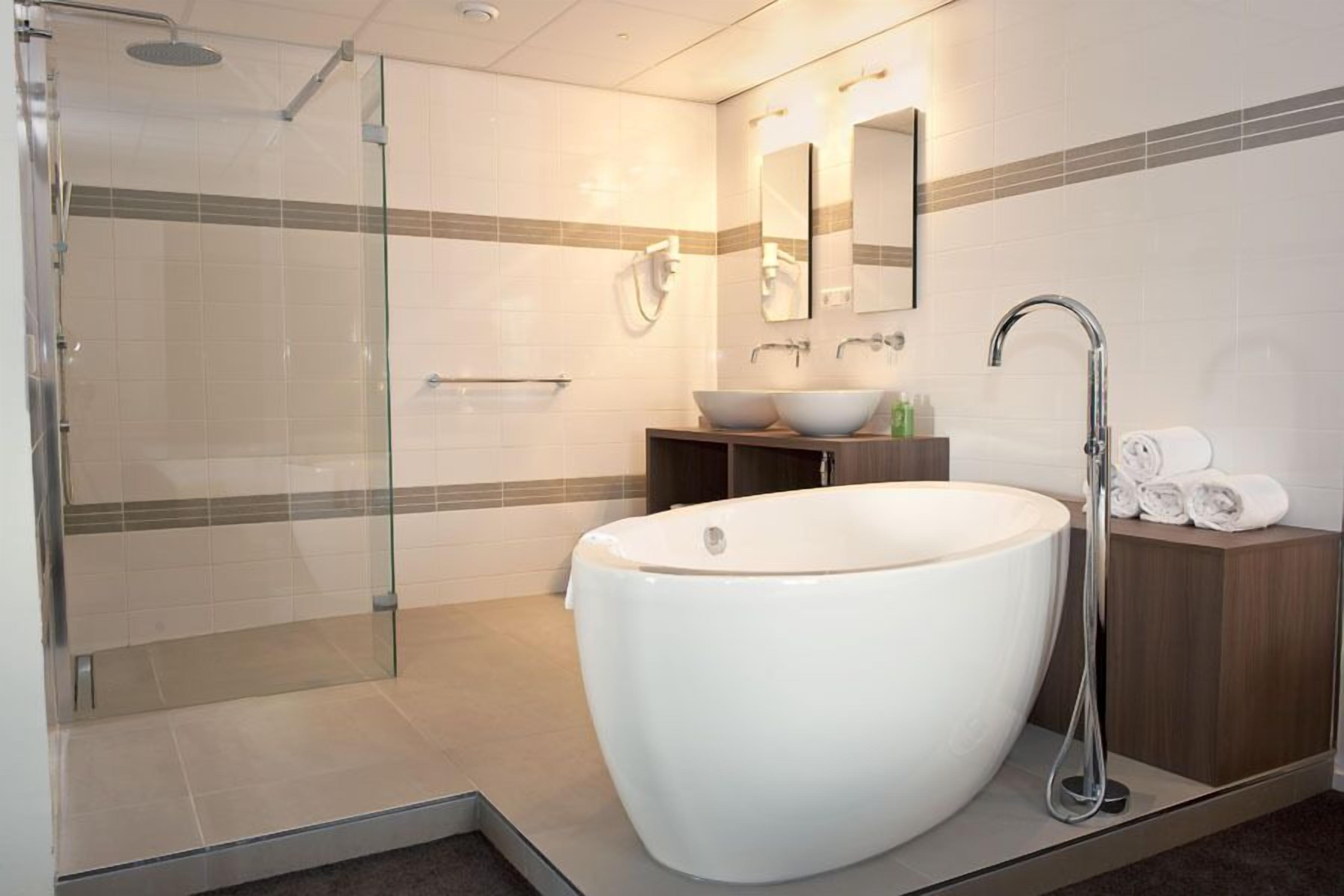 business suite | deep-soaking bathtub