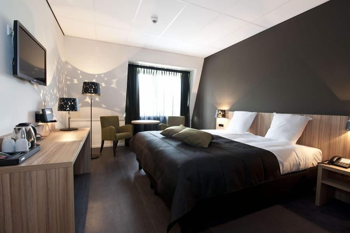 In-room safe, free WiFi, bed sheets