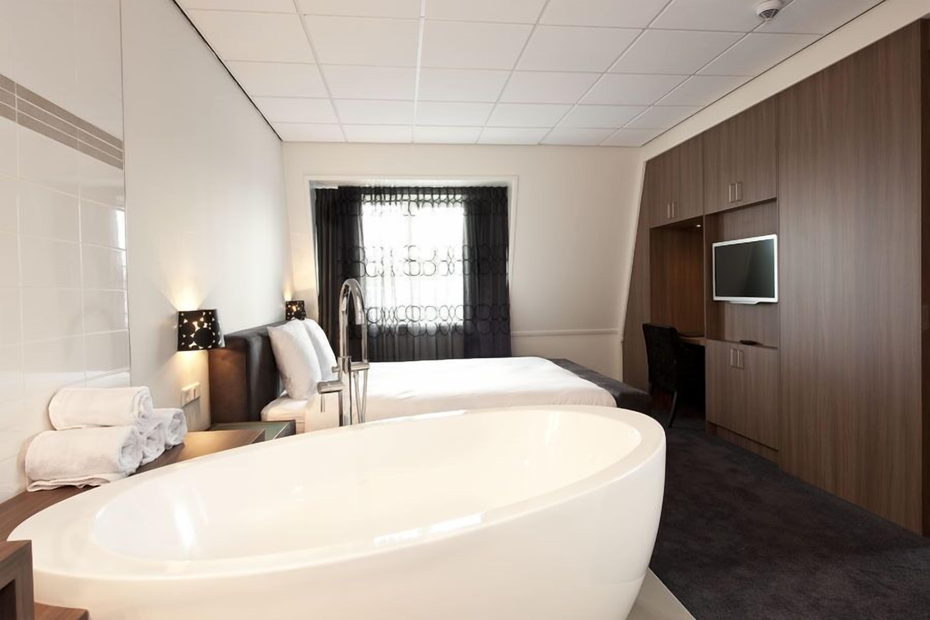 business suite | deep-soaking bathtub