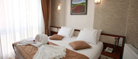 Camas con pillow-top, minibar y caja de seguridad en la habitación