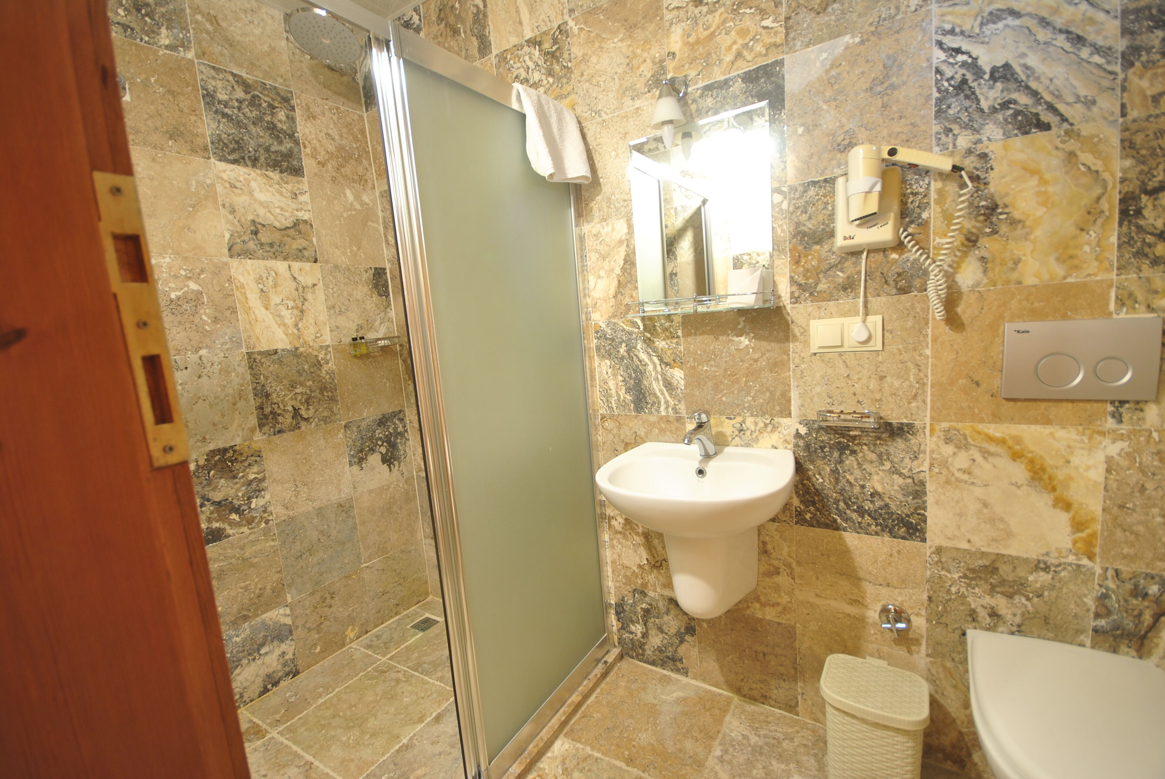 shower, rainfall showerhead, free toiletries, hair dryer