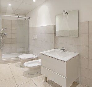 Superior Double Room | Bathroom | Deep soaking tub, free toiletries, bidet, towels