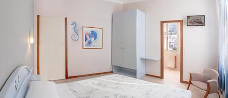 Schreibtisch, kostenlose Babybetten, Zustellbetten, kostenloses WLAN