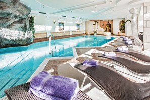 Piscina coperta, ombrelloni da piscina, lettini