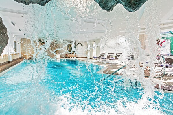 Piscine couverte, parasols de plage, chaises longues