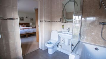 Bañera y ducha independientes, artículos de tocador gratuitos, toallas