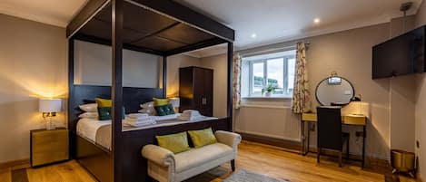 Deluxe Suite | Desk, blackout drapes, iron/ironing board, free cribs/infant beds