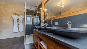Deluxe Suite | Bathroom | Free toiletries, hair dryer, towels