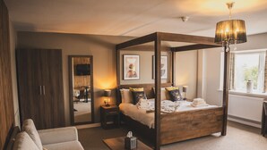华丽双人房, 1 张特大床和 1 张沙发床 (Four Poster Bed) | 遮光窗帘、熨斗/熨板、免费 WiFi、床单