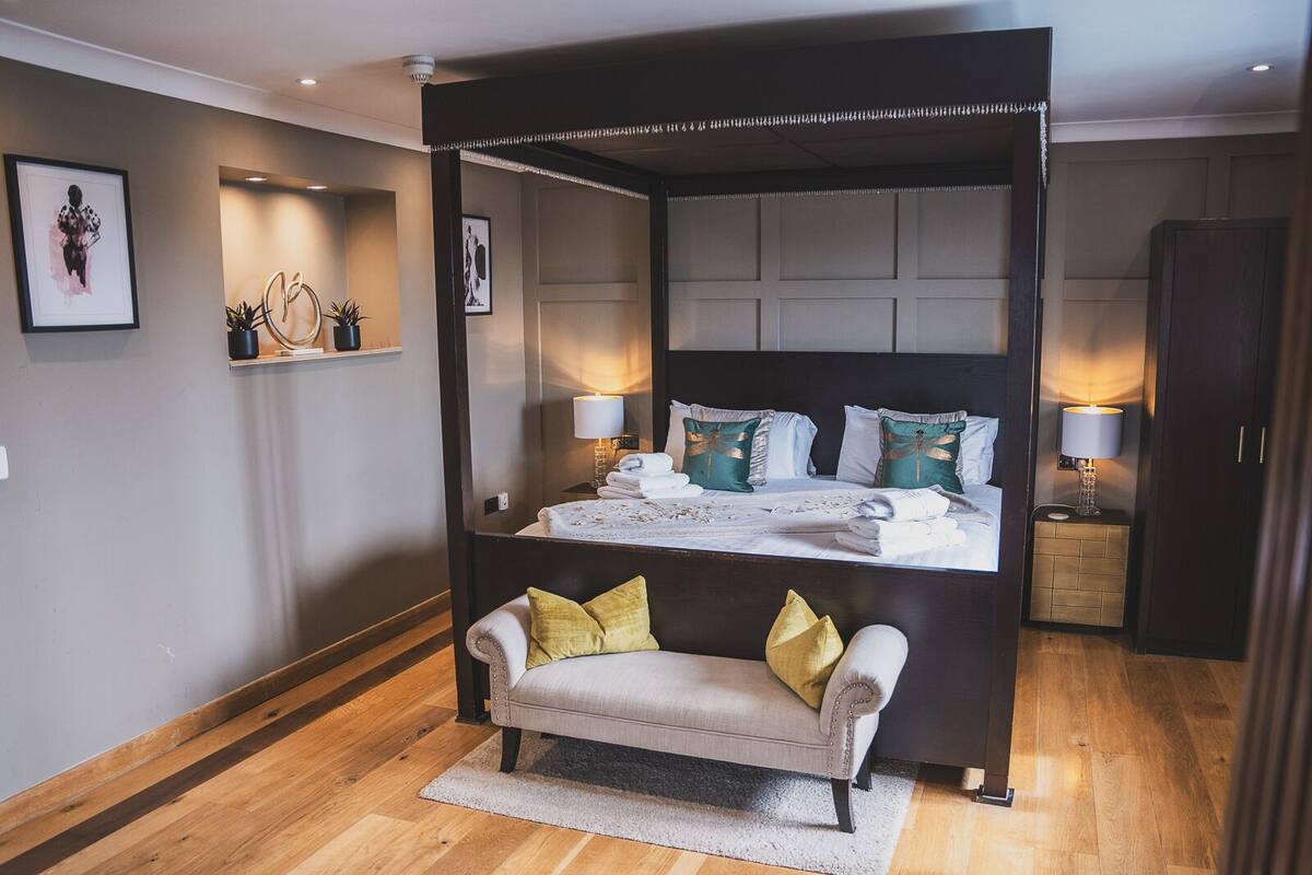 Suite Deluxe | Cortinas opacas, tabla de planchar con plancha, wifi gratis