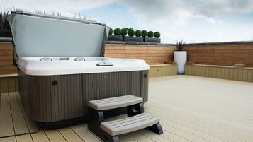 Deluxe Suite | Private spa tub