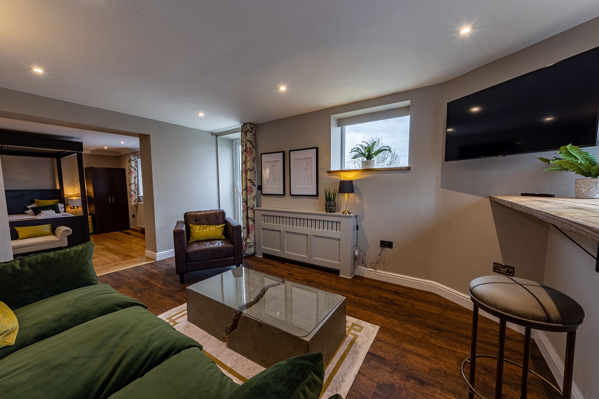 Deluxe Suite | Living area | Flat-screen TV