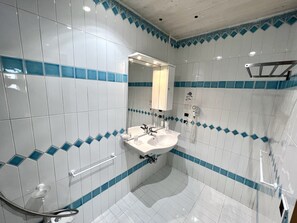 Family Room with Courtyard | Bathroom | Shower, free toiletries, hair dryer, bidet - Hotel Minerva (Otranto)