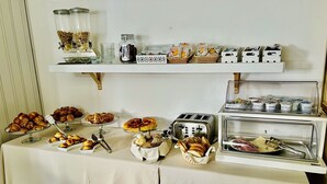 Een buffet met diverse gerechten en bestek.