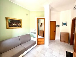 小型套房 | 起居区 | 平板电视