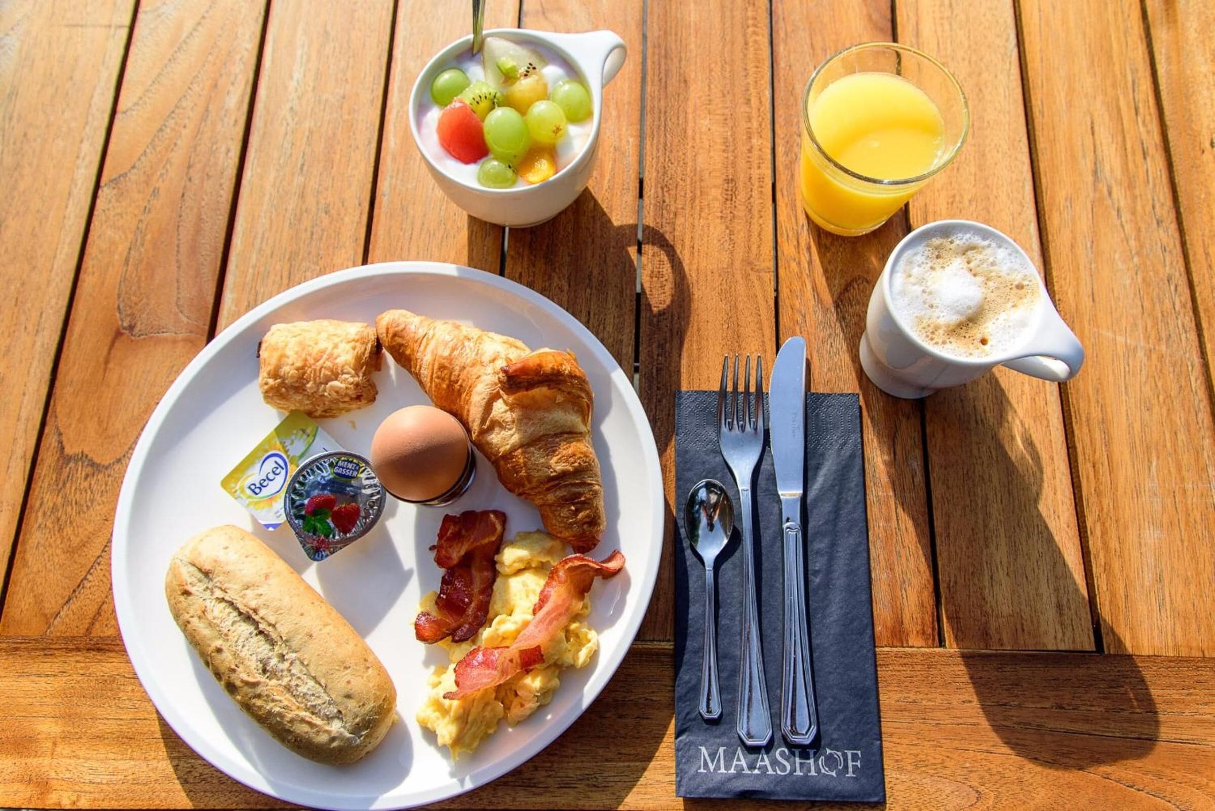 breakfast, lunch, dinner served; garden views