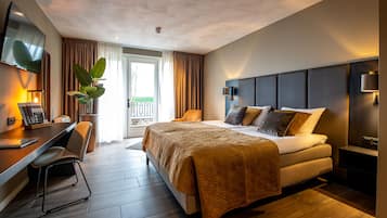 Deluxe-huone | Allergiatestatut vuodevaatteet, tallelokero huoneessa, työpöytä