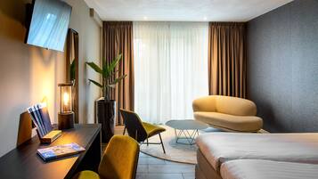 Suite | Hypo-allergenic bedding, in-room safe, desk, laptop workspace