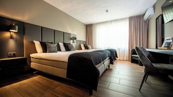 Comfort Triple Room | Hypo-allergenic bedding, in-room safe, desk, laptop workspace