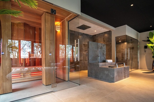 Sauna, steam room