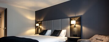 ComfortPlus Room | Hypo-allergenic bedding, in-room safe, desk, laptop workspace