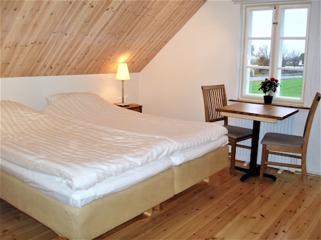 Colchones Select Comfort, tabla de planchar con plancha y cunas . Hoby Gård Bed & Breakfast