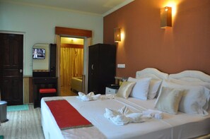 Minibar, in-room safe, individually decorated, individually furnished