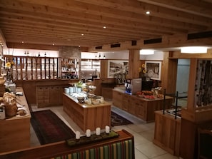 Ilmainen päivittäinen buffetaamiainen